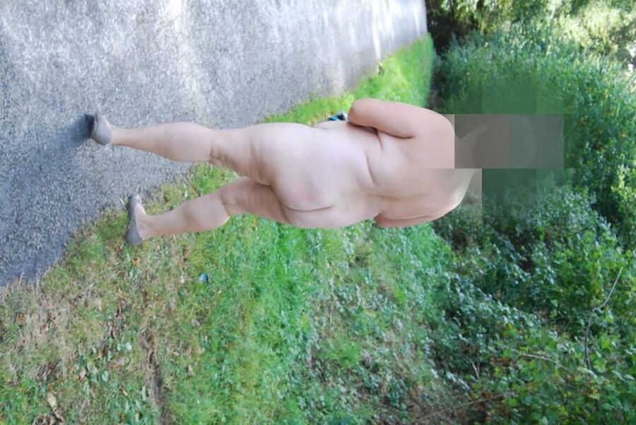Nue dans la nature