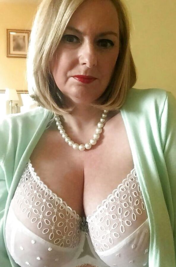Mature Wives feeling hot in sexy lingerie !