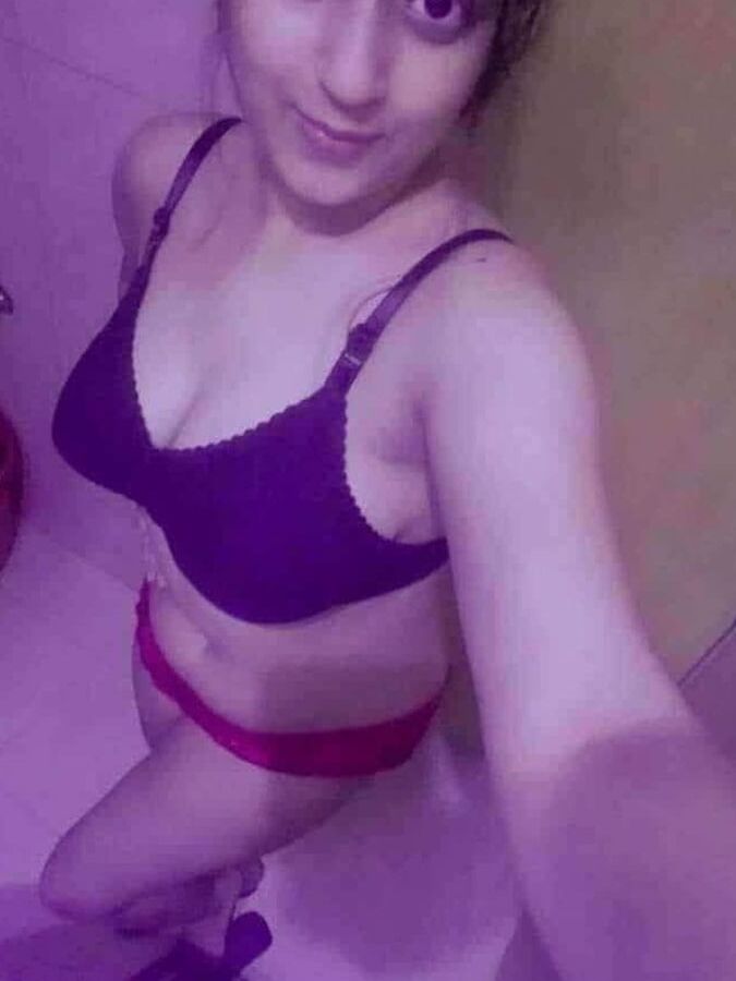 hot paki girl selfie
