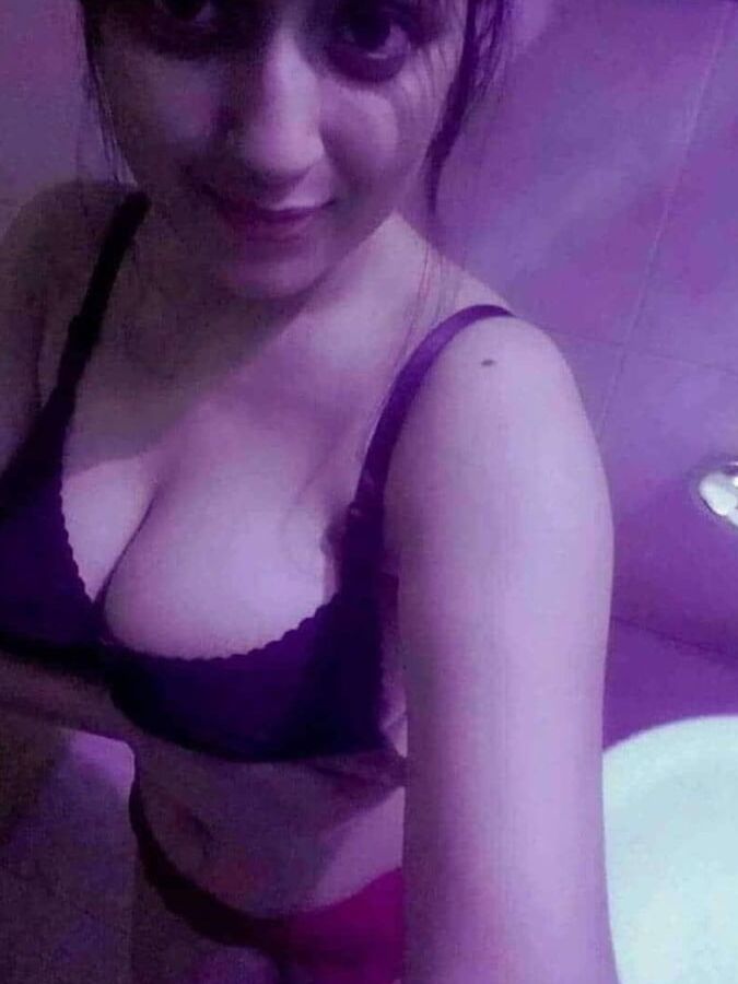 hot paki girl selfie