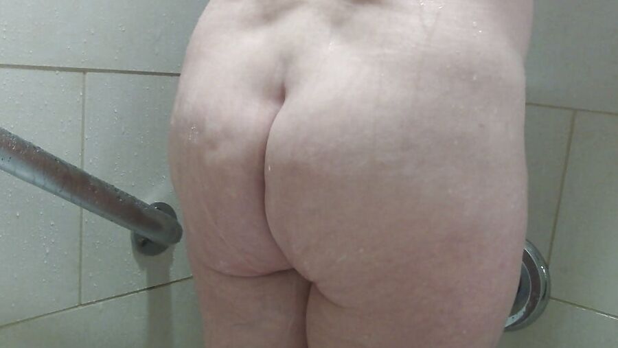 Sexy amatuers and matures in shower