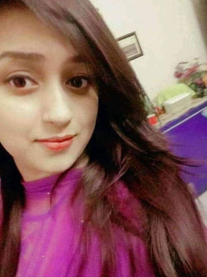 hot paki girl selfie
