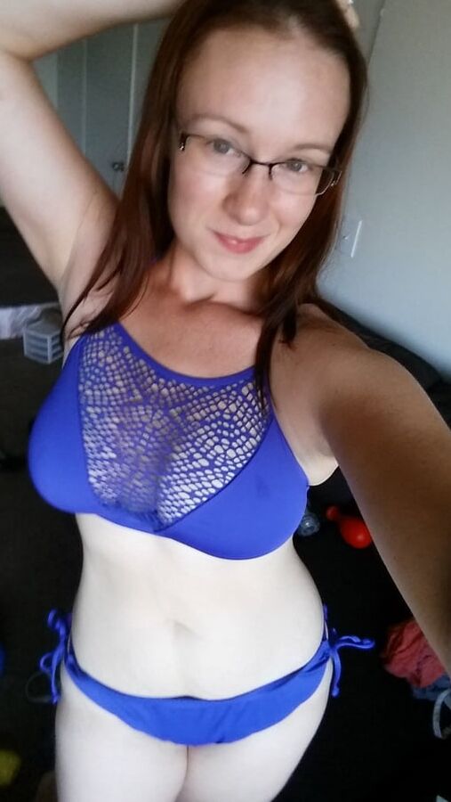 Nerdy babe Amanda loves nude selfie