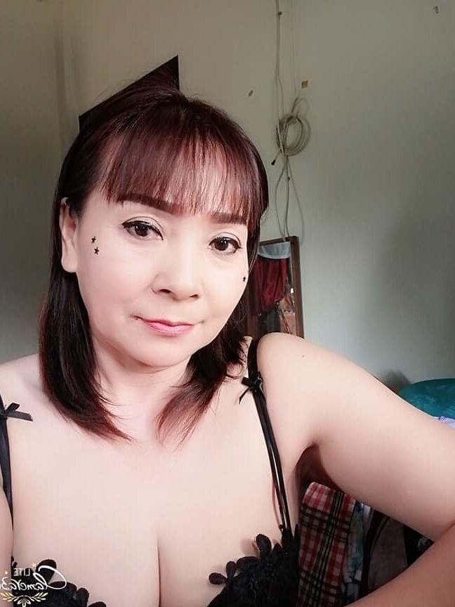 Gadis cantik di rumah