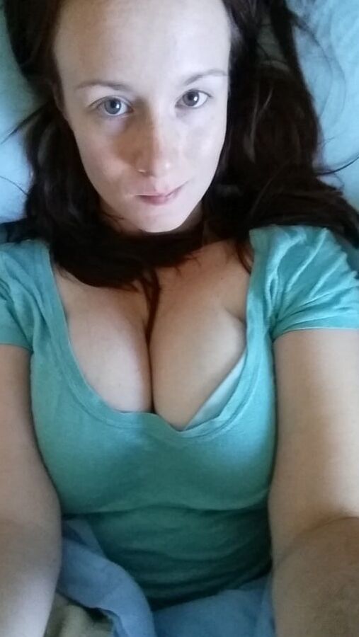 Nerdy babe Amanda loves nude selfie
