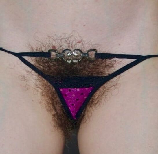 Ma chatte poilue deborde de culotte vol. (hairy panties)
