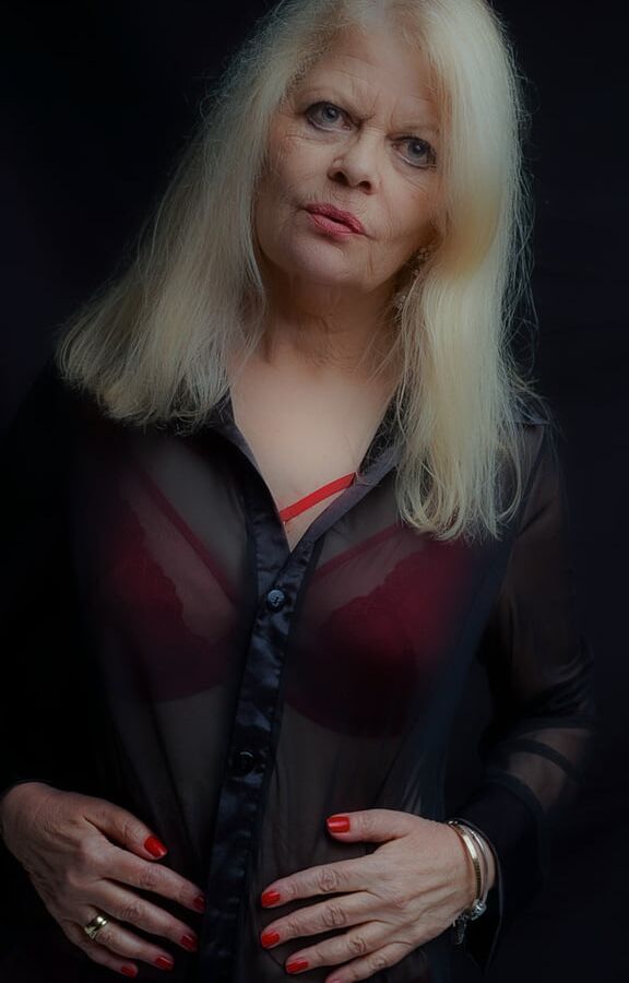 Sexy as fuck GILF Slut