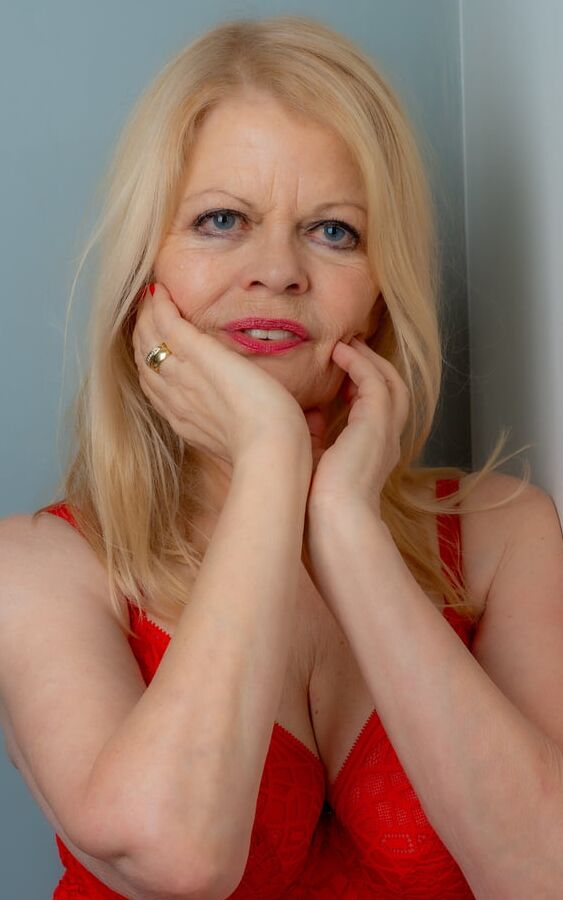 Sexy as fuck GILF Slut