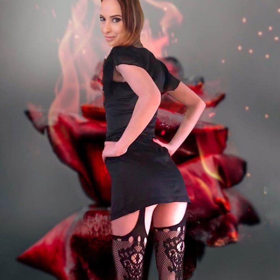 Hot MILF missing hardcore anal fucking (nylons, upskirt)