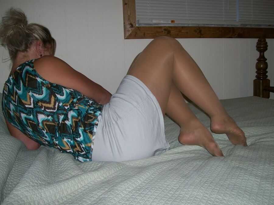 HOT WIFE IN PANTYHOSE