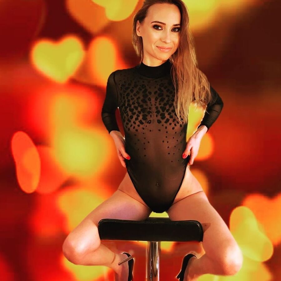 Hot MILF missing hardcore anal fucking (nylons, upskirt)