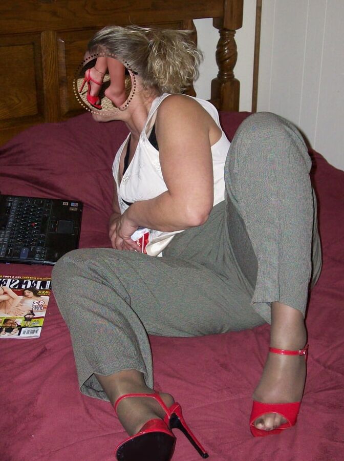 HOT WIFE IN PANTYHOSE