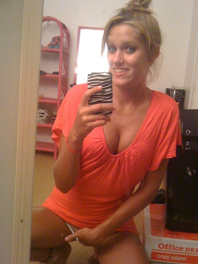 CUTE Amateur Girl In Bra