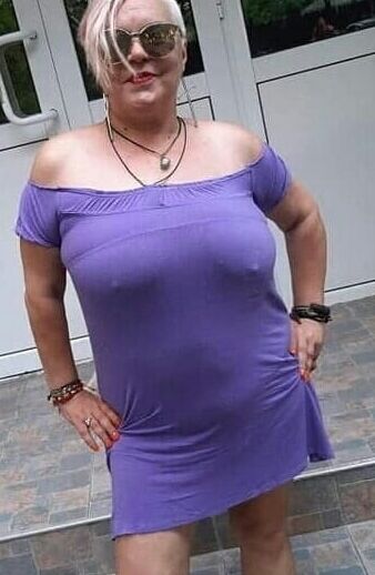 Mature ladies braless cleavage pokies