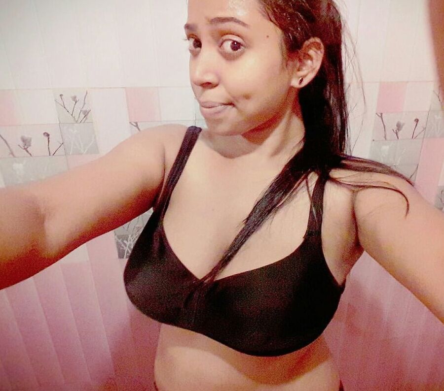 Hot srilankan girl nude selfies in bathroom
