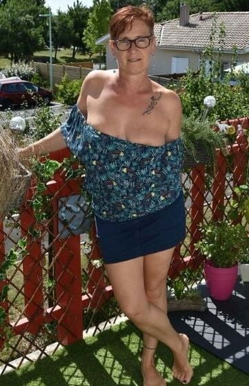 Mature ladies braless cleavage pokies
