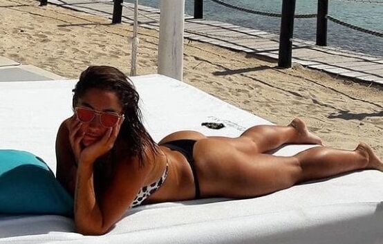 Paloma Mnhs  Bikini neighbor