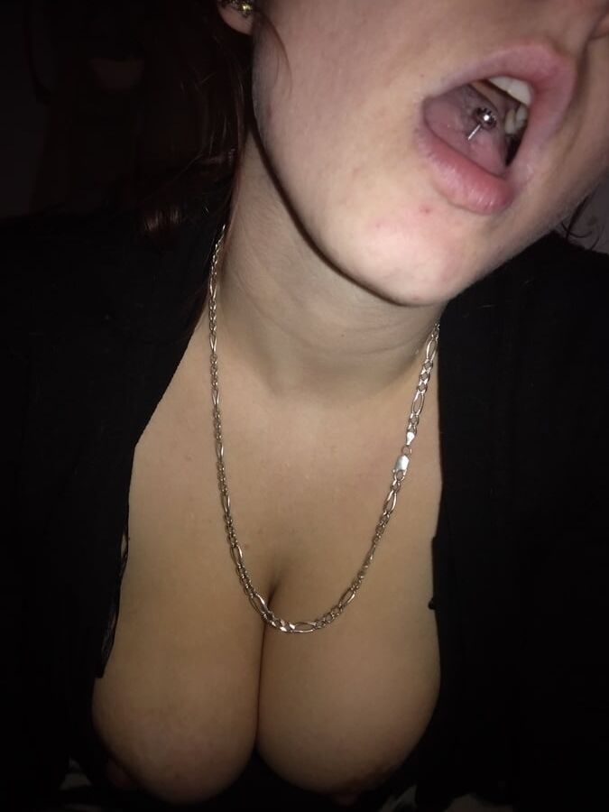 Une femme rousse et salope veut être utilisée comme un jouet de baise et jouir.