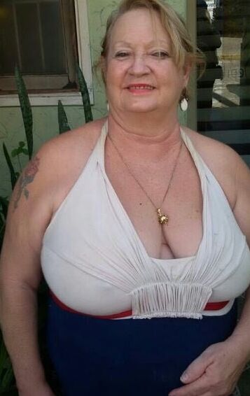 Mature ladies braless cleavage pokies
