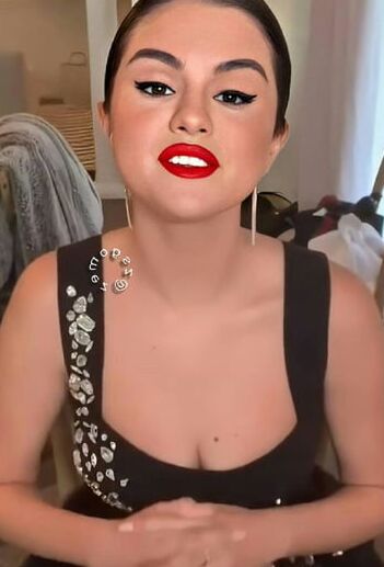 SELENA GOMEZ ... LOOK AT THIS HOT FUCK !!!