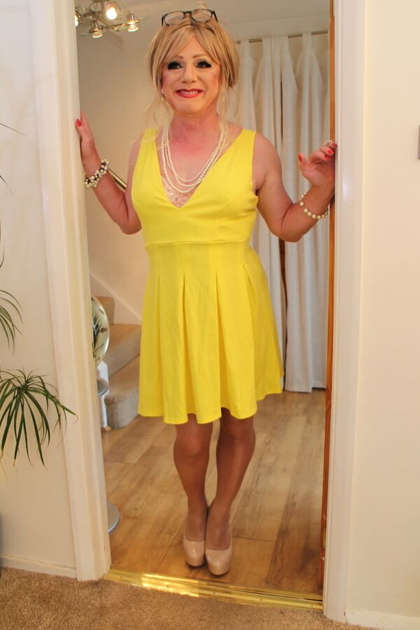 Gallery - Short yellow pleated dress
