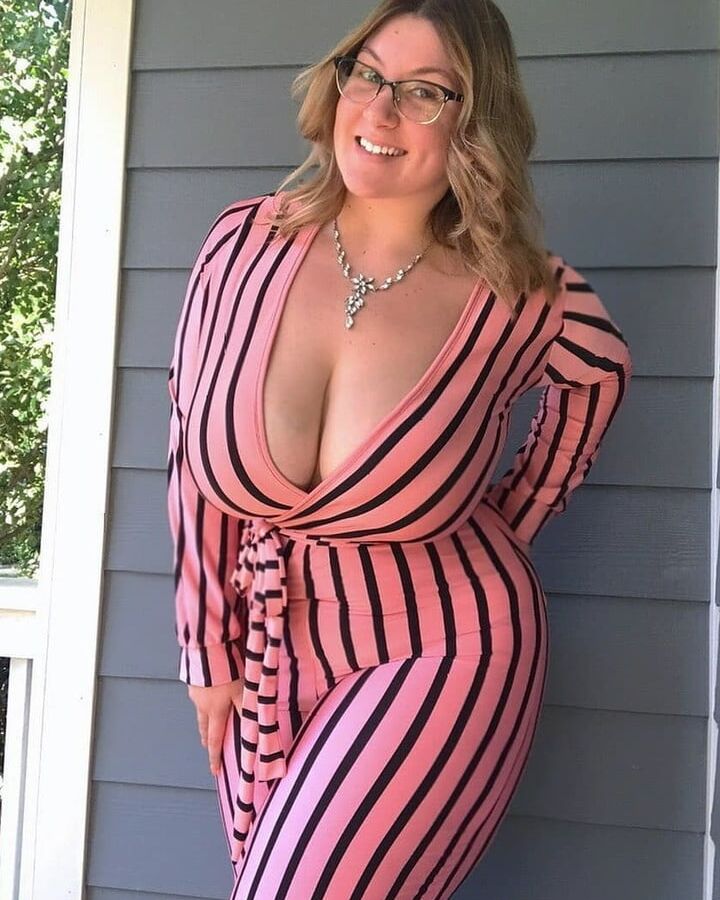 Mature ladies braless cleavage pokies