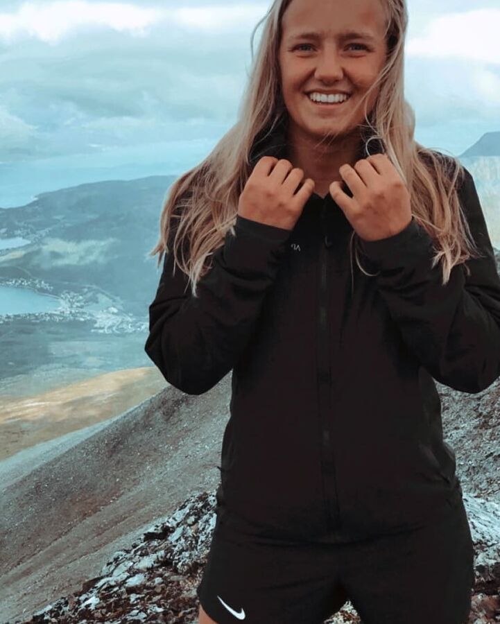 Skiing Girls