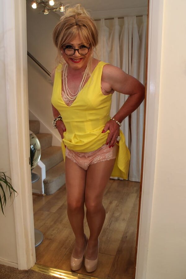 Gallery - Short yellow pleated dress