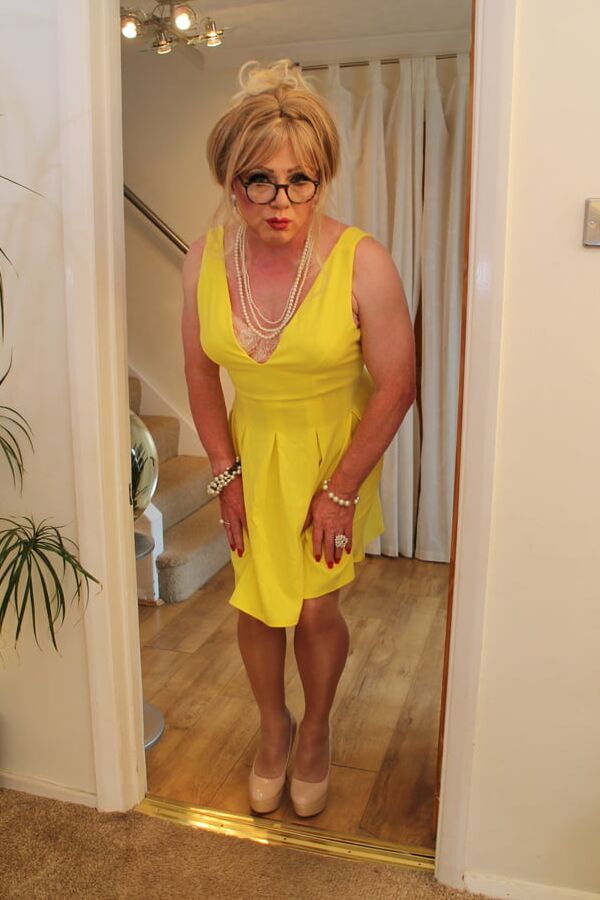 Gallery - Short yellow pleated dress