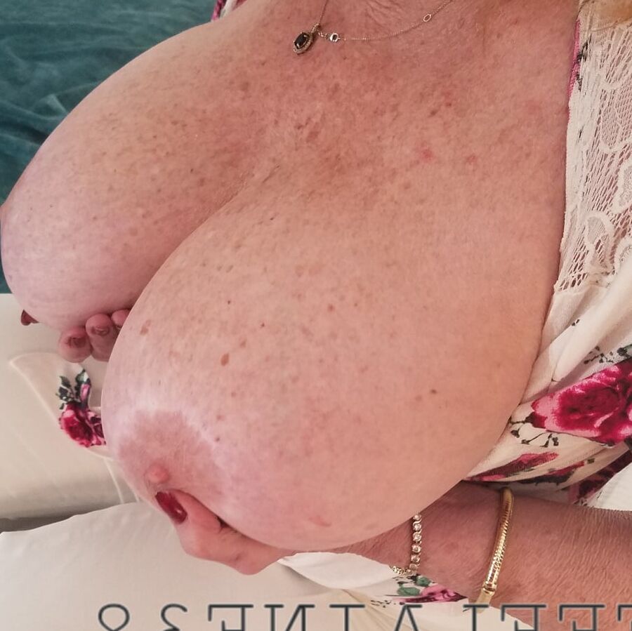 Elaine - big tit Gilf
