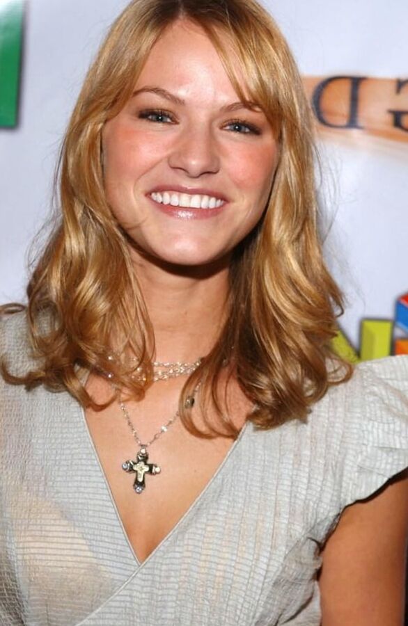 Kelly Overton sexy