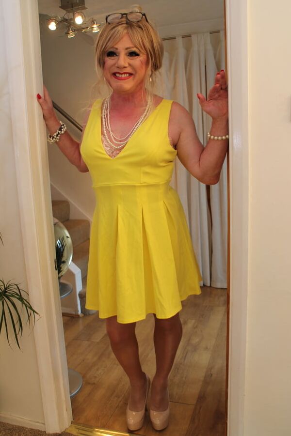 Gallery - Short yellow pleated dress