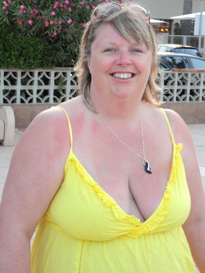 Mature ladies braless cleavage pokies