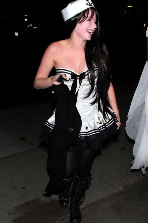 Avril Lavigne - Mark Liddell photoshoot (nipples!)