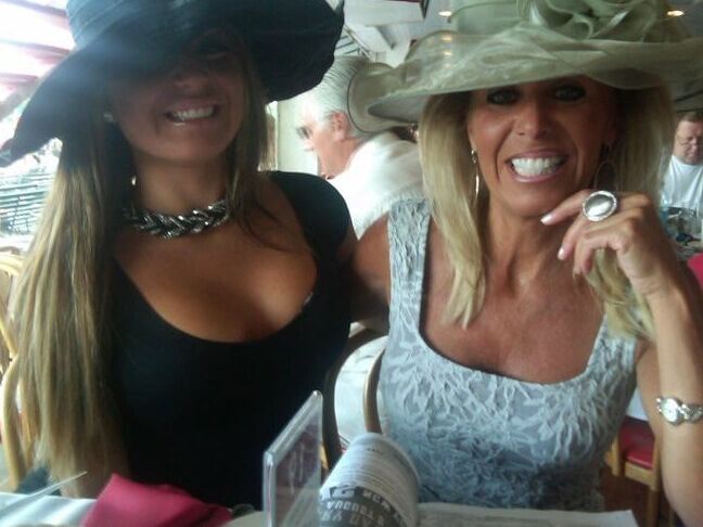 HOT New York Sisters And Mom