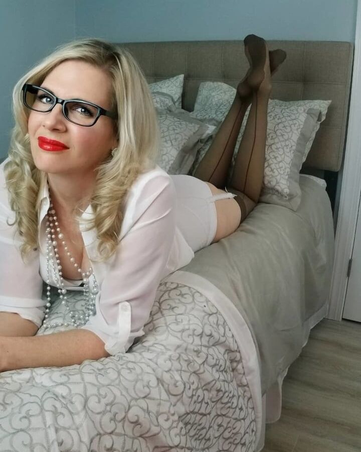 y.o. woman missing a man who can drill her ass hardly