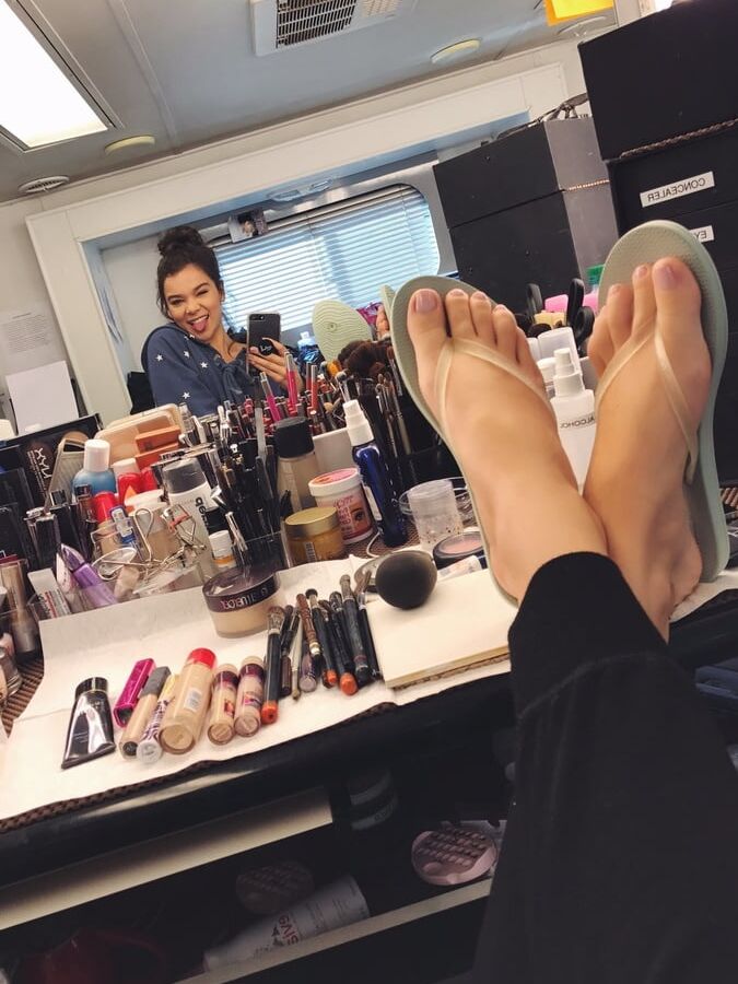 Hailee Steinfeld feet