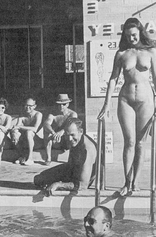 MAGAZINE - Naked &amp; Unashamed &;S