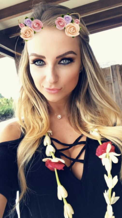 Aneta Kowal, fille chaude de Hooters, et une fille vendant des bikinis