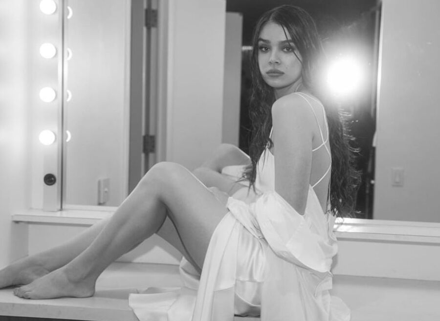 Hailee Steinfeld feet