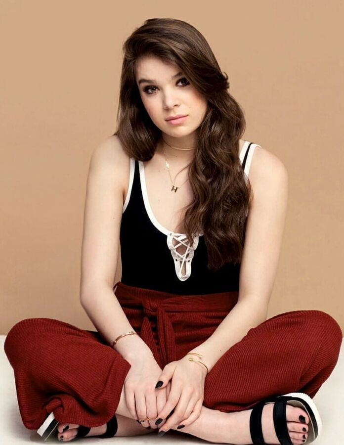 Hailee Steinfeld feet