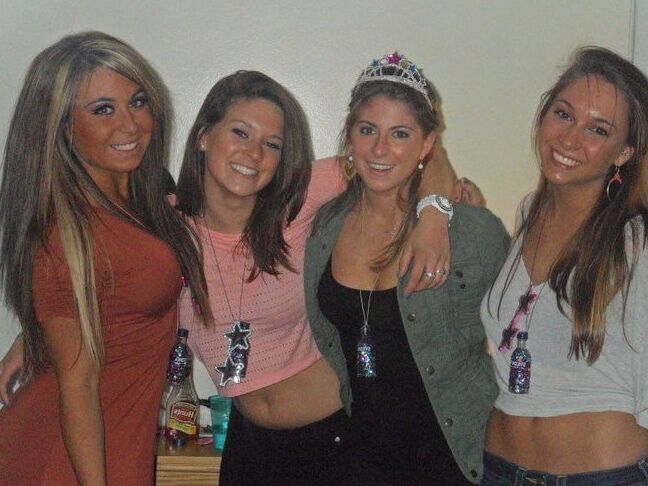 HOT New York Sisters And Mom