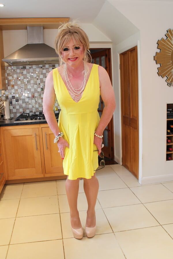 Gallery - Short yellow pleated dress