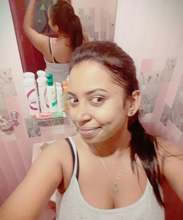 Hot srilankan girl nude selfies in bathroom