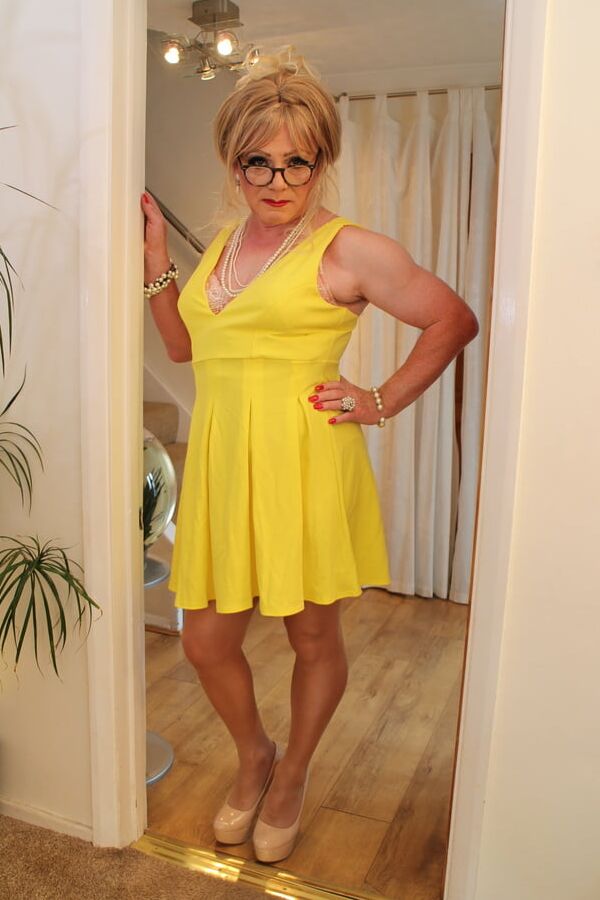 Gallery - Short yellow pleated dress