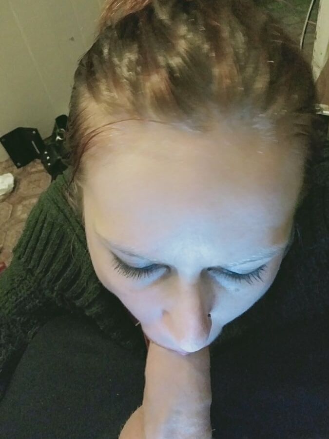 Une femme rousse et salope veut être utilisée comme un jouet de baise et jouir.