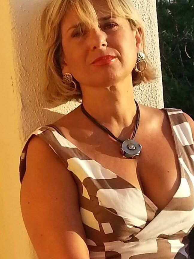 Mature ladies braless cleavage pokies