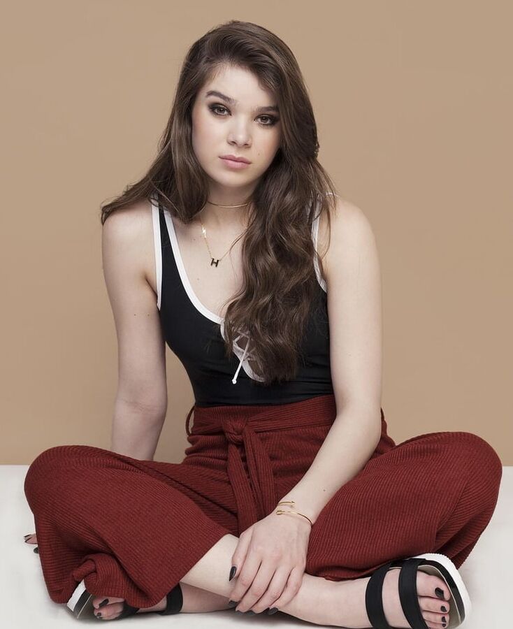 Hailee Steinfeld feet