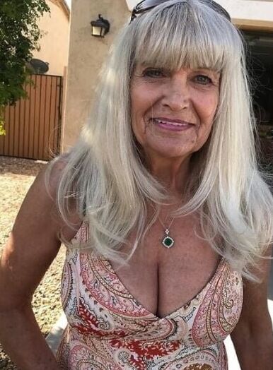 Mature ladies braless cleavage pokies