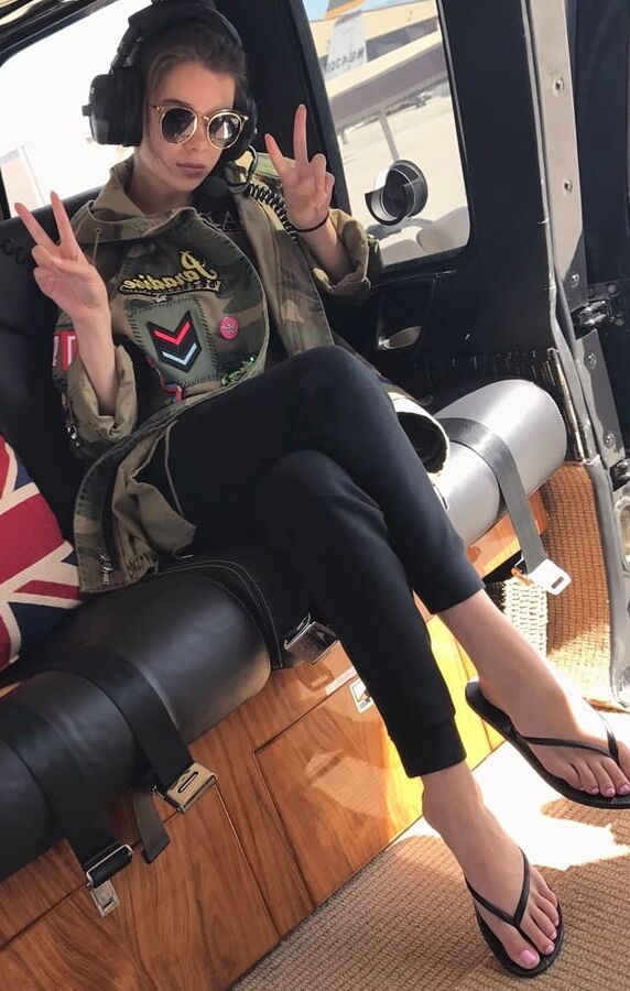 Hailee Steinfeld feet